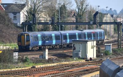 375829 at Tonbridge. &copy; MJM