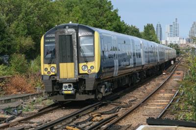 450099 at Clapham Junction. &copy; llamafish