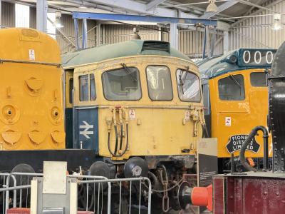 33111 at Barrow Hill. &copy; Luivery