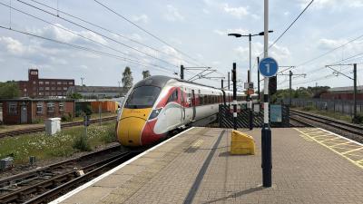 800210 at Newark North Gate. &copy; Luivery