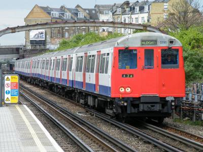 LU5191 at Dollis Hill. &copy; llamafish