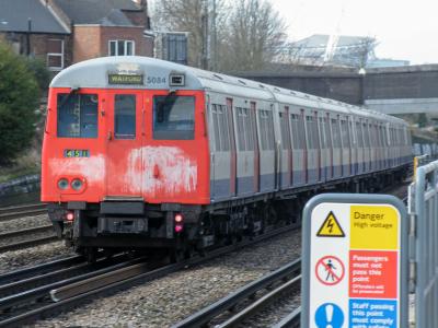 LU5084 at Dollis Hill. &copy; llamafish
