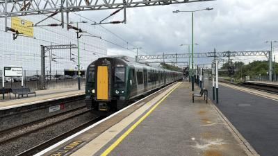 350119 at Milton Keynes Central. &copy; Luivery