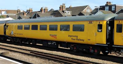 6981 coach at Tonbridge. &copy; Geoff