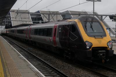 220033 at Reading. &copy; Harry Bennellick