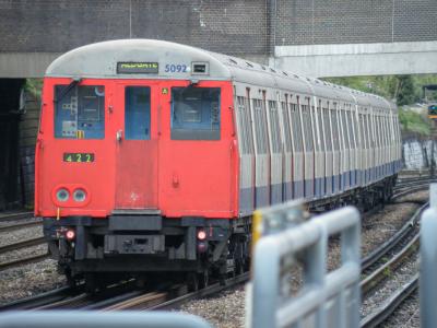 LU5092 at Dollis Hill. &copy; llamafish