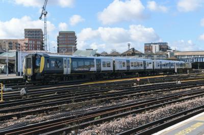 450023 at Clapham Junction. &copy; llamafish