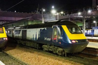 43132 at Edinburgh Waverley. &copy; stevexos