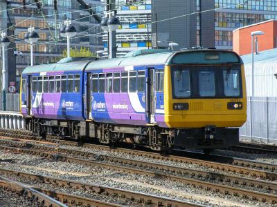 142033 at Manchester Piccadilly. &copy; llamafish