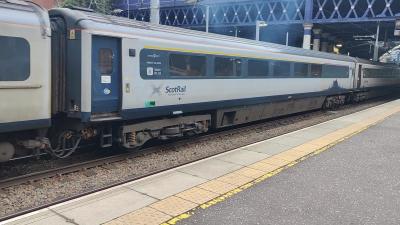 40605 coach at Glasgow Queen Street. &copy; Geoff