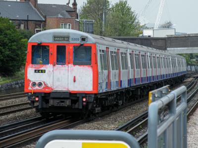 LU5205 at Dollis Hill. &copy; llamafish