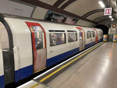 LU140 at Earl's Court (LU). &copy; Pistolpete008