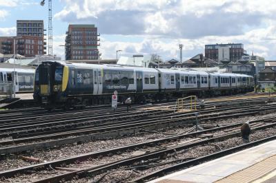 450029 at Clapham Junction. &copy; llamafish