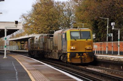 DR98908 at Norbury. &copy; al66class59