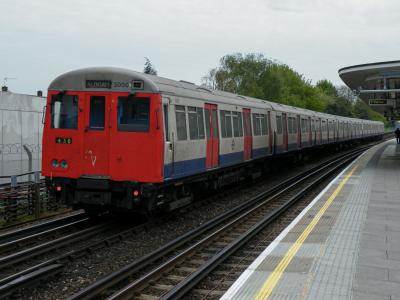 LU5000 at Dollis Hill. &copy; llamafish
