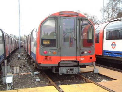 LU91221 at Loughton (LU). &copy; Byron5574