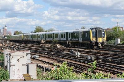 450041 at Clapham Junction. &copy; llamafish