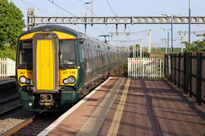 387147,387149 at Cholsey. © South Coast Trainspotter