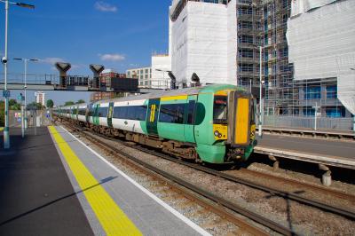 377105 at East Croydon. &copy; Shotts