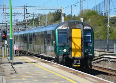 350405 at Milton Keynes Central. &copy; AJax
