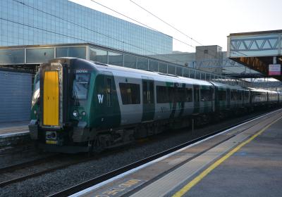 350106 at Milton Keynes Central. &copy; AJax