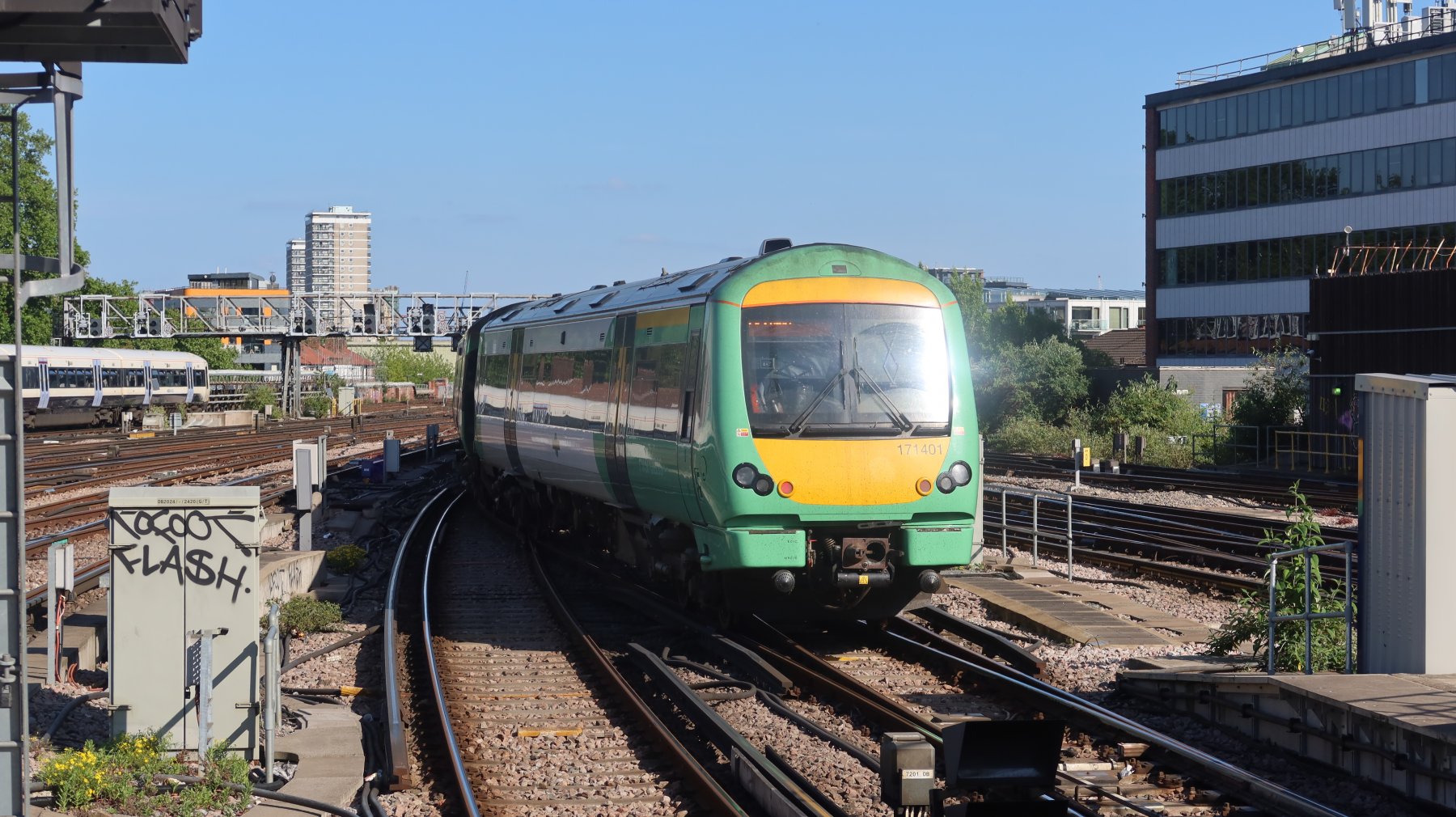 Photo of 171401 at London Bridge — trainlogger