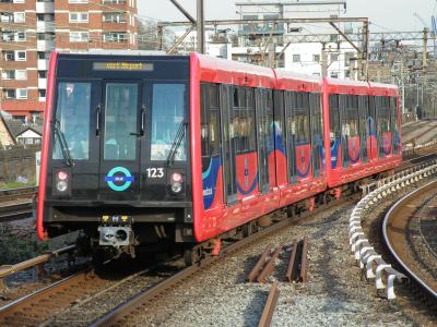DLR 123 at Shadwell. &copy; llamafish