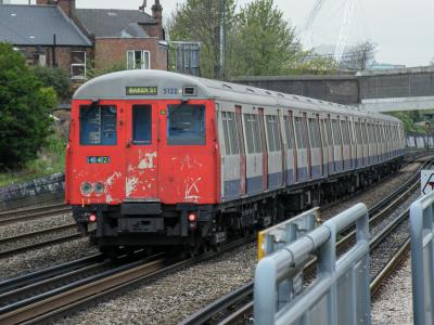 LU5122 at Dollis Hill. &copy; llamafish