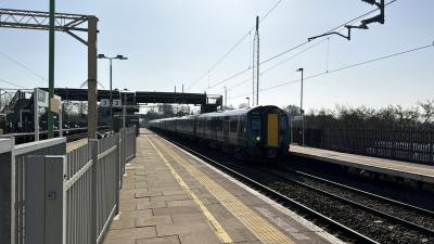 350130 at Cheddington. &copy; Luivery
