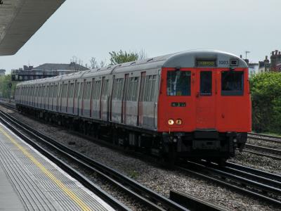 LU5203 at Dollis Hill. &copy; llamafish
