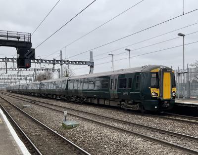 387163 at Swindon. &copy; Pistolpete008