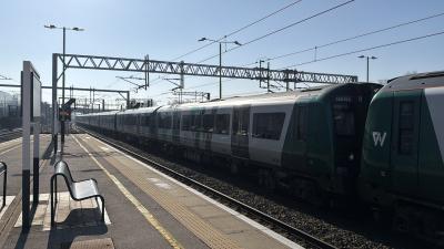 350375 at Milton Keynes Central. &copy; Luivery