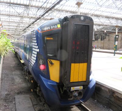385010 at Edinburgh Waverley. &copy; Geoff