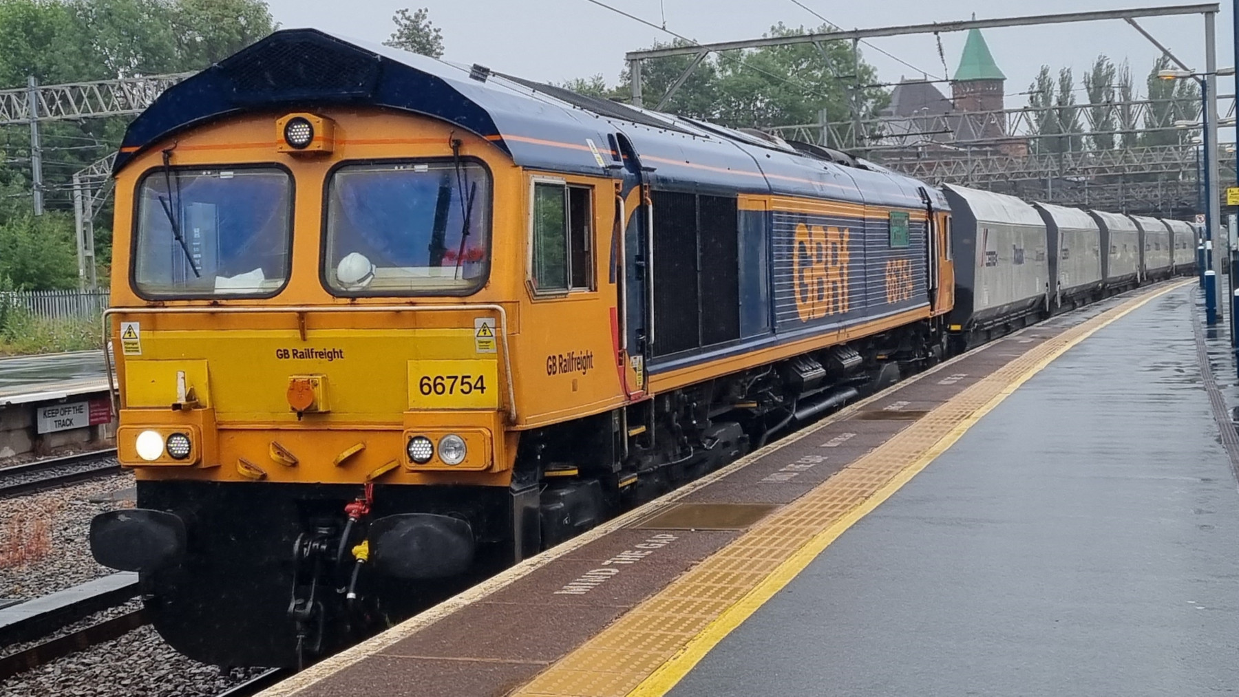 Photo of 66754 at Stockport — trainlogger