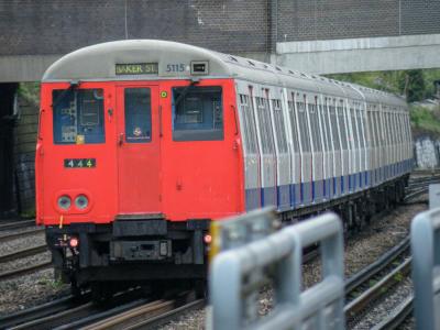 LU5115 at Dollis Hill. &copy; llamafish