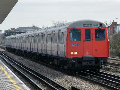 LU5089 at Dollis Hill. &copy; llamafish