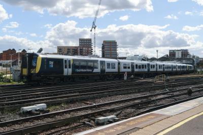 450052 at Clapham Junction. &copy; llamafish