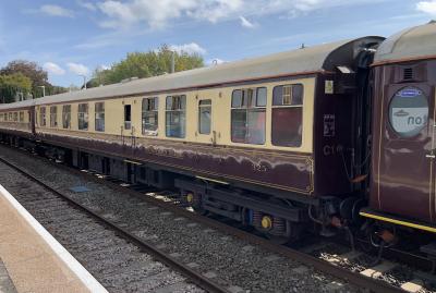 325 coach at Yatton. &copy; BigKev