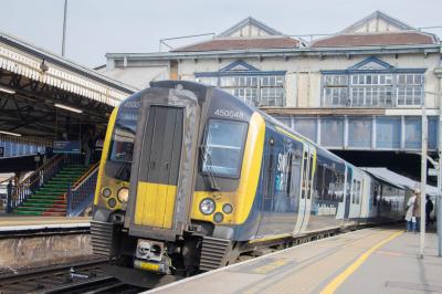 450048 at Clapham Junction. &copy; Zain