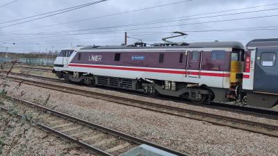 91127 at Peterborough. &copy; Geoff
