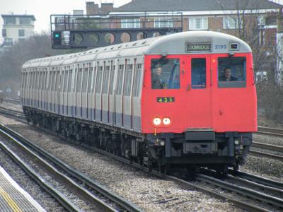 LU5199 at Dollis Hill. &copy; llamafish