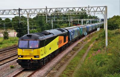 60047 at Acton Bridge (Cheshire). &copy; stevexos