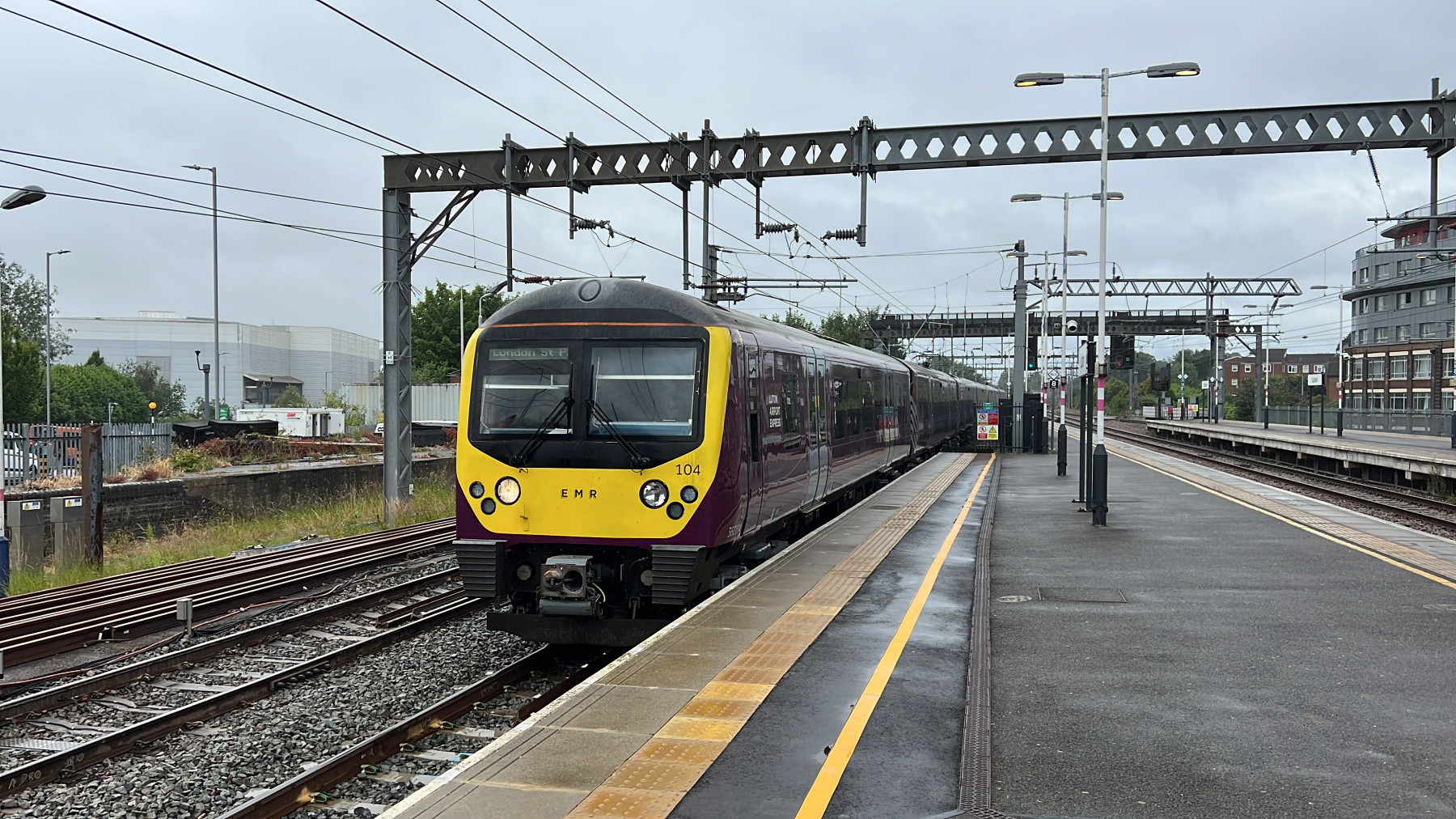 Photo of 360104 at Luton — trainlogger