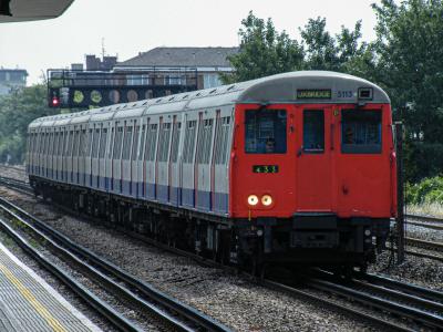LU5113 at Dollis Hill. &copy; llamafish