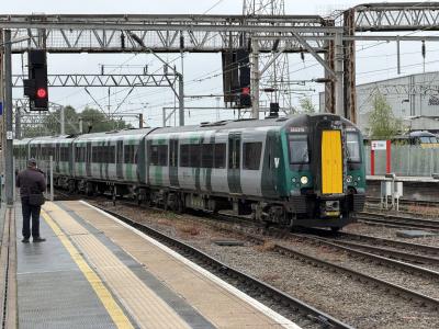 350370 at Crewe. &copy; Luivery