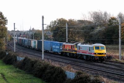 90018 at Winwick. &copy; stevexos