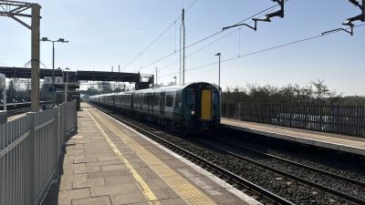 350106 at Cheddington. &copy; Luivery