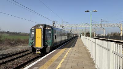 350403 at Cheddington. &copy; Luivery