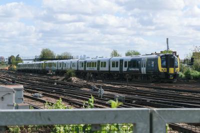 450080 at Clapham Junction. &copy; llamafish