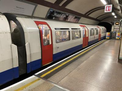 LU193 at Earl's Court (LU). &copy; Pistolpete008
